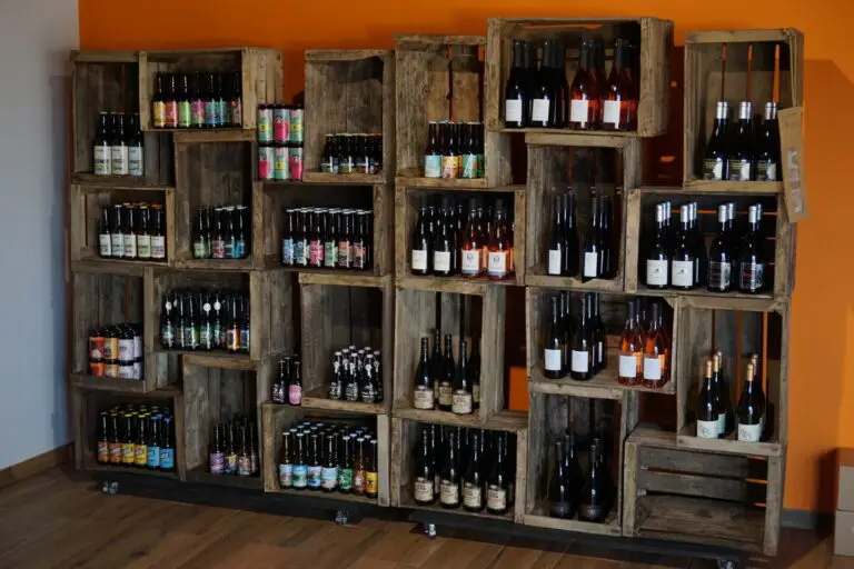 Étagères de la boutique Ker Bière garnies de bières artisanales