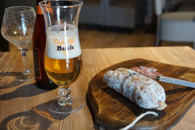Grande table du bar Ker Bière à Longué-Jumelles